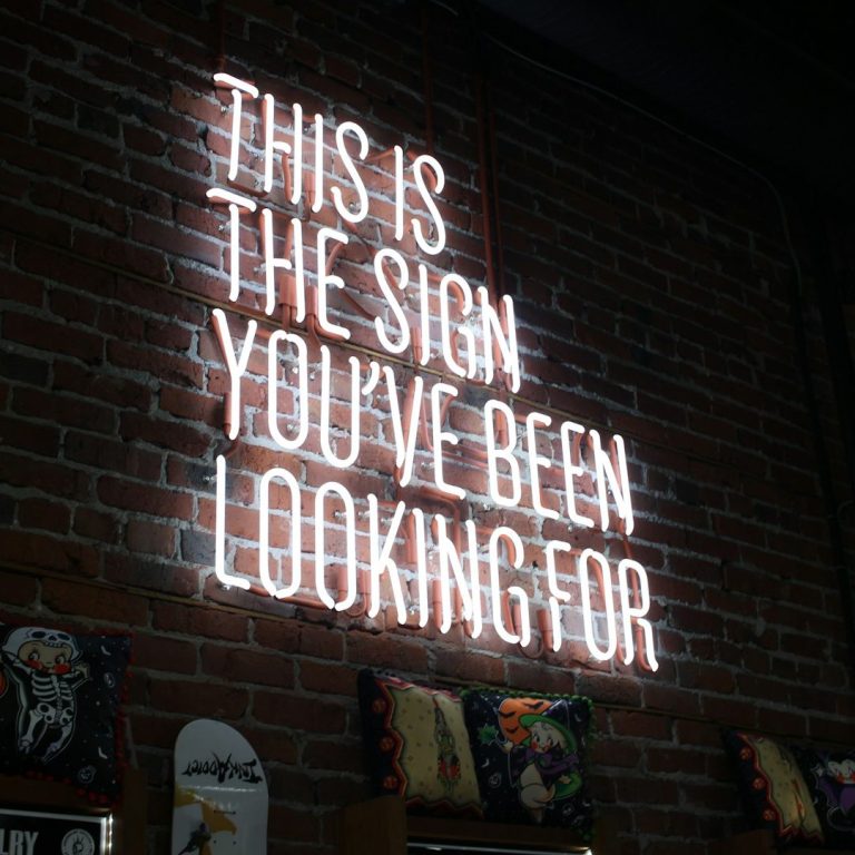 Neon-Schild an einer Backsteinwand: "Dies ist das Zeichen, nach dem Sie gesucht haben."